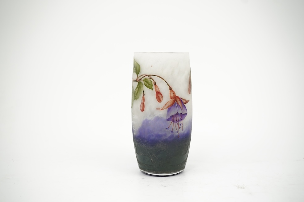Daum, Nancy: A ’Fuschia’ cameo vase